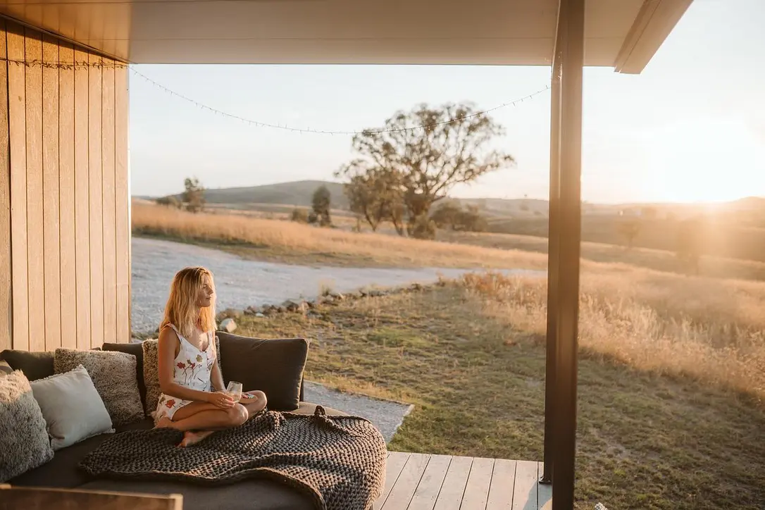 Insulated patio daybed lounge